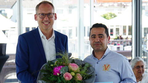 Sozial- und Integrationsminister Kai Klose (links) und der mit der seit 2017 von der Landesregierung vergebenen Würdigung „Menschen des Respekts“ ausgezeichnete Peyman Maleki