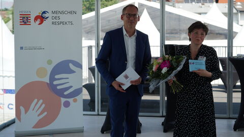 Sozial- und Integrationsminister Kai Klose (links) und die mit der seit 2017 von der Landesregierung vergebenen Würdigung „Menschen des Respekts“ ausgezeichnete Olga Royak