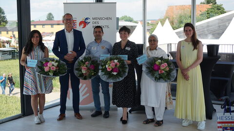 Sozial- und Integrationsminister Kai Klose hat vier Menschen, die sich in besonderem Maße ehrenamtlich im Bereich der Integration engagieren, mit der seit 2017 von der Landesregierung vergebenen Würdigung „Menschen des Respekts“ ausgezeichnet. Gruppenfoto unter anderem mit Sozial- und Integrationsminister Kai Klose (2.v.l.) sowie den vier mit der seit 2017 von der Landesregierung vergebenen Würdigung „Menschen des Respekts“ ausgezeichneten Menschen: Marina Homsi (1.v.l.), Olga Royak (3.v.r.), Perminder Kaur Jasuja (2.v.r.) sowie Peyman Maleki (3.v.l.)