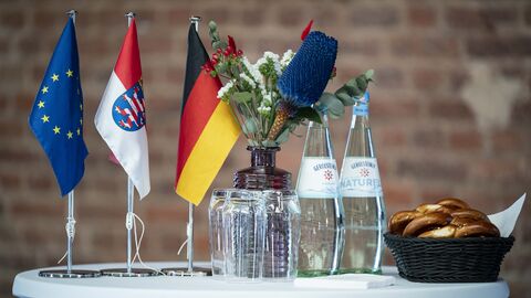 Fahnen und Getränke