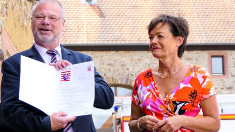 Europaministerin Lucia Puttrich übergiebt den Bescheid an Bürgermeister Dirk Antkowiak