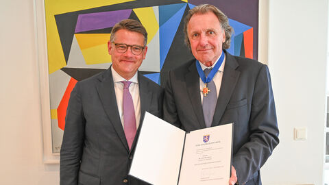 Ministerpräsident Boris Rhein verleiht Dr. Joachim Unseld den Hessischen Verdienstorden Ministerpräsident Boris Rhein und Dr. Joachim Unseld