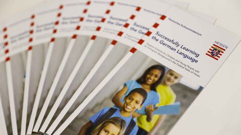 Der Hessische Kultusminister Prof. Dr. R. Alexander Lorz begrüßt die Gäste