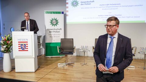 Begrüßung der Gäste: Der Moderator und Minister Peter Beuth stehen lächelnd auf der Bühne