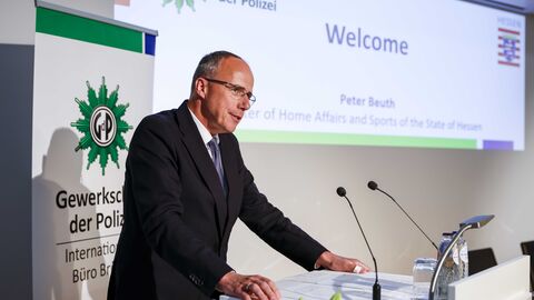 Minister Peter Beuth steht am Rednerpult auf der Bühne, begrüße die Gäste