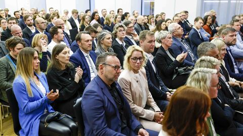 Blick ins Publikum: vollbesetzte Stuhlreihen