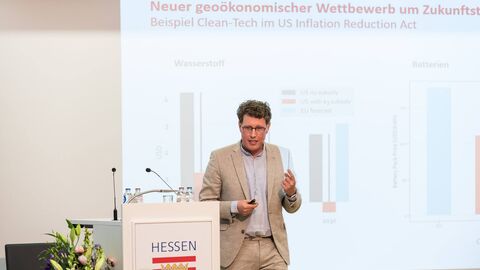 Dr. Nils Redeker, stellvertretender Direktor des Jacques Delors Centre spricht zum Publikum
