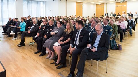 Aufmerksame Zuhörer im Publikum Das Publikum ist voll besetzt