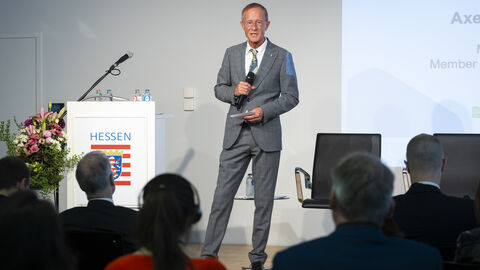 Staatsminister Axel Wintermeyer spricht zu den Gästen