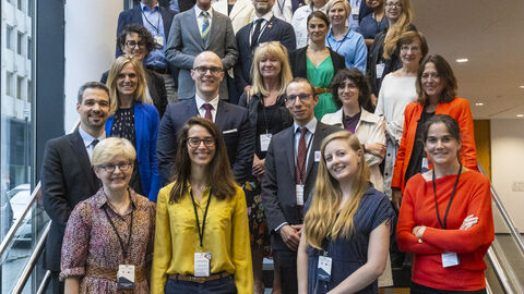 Gruppenbild der Teilnehmer, aufgenommen auf einer Treppe im Gebäude