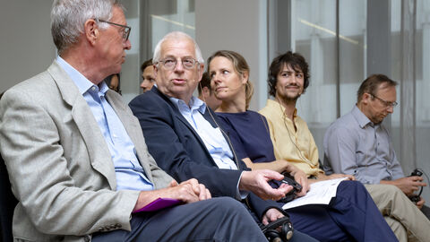 Personen im Gespräch miteinander