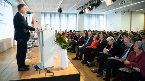 Der Präsident der Wielkopolska, Marek Woźniak, begrüßt die Gäste