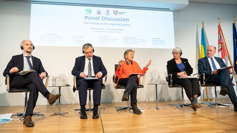 v.l.n.r. Paolo Calvano, Regionalrat für EU-Angelegenheiten der Emilia-Romagna, Marek Woźniak, Präsident der Wielkopolska, EU Kommissarin Elisa Ferreira, Kohäsion und Reformen, Isabelle Boudineau, Regionalrat, zuständig für Europa und europäische Kooperationen der Nouvelle-Aquitaine, Uwe Becker, Hessischer Europastaatssekretär 