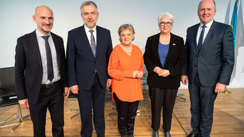 v.l.n.r. Paolo Calvano, Regionalrat für EU-Angelegenheiten der Emilia-Romagna, Marek Woźniak, Präsident der Wielkopolska, EU Kommissarin Elisa Ferreira, Kohäsion und Reformen, Isabelle Boudineau, Regionalrat, zuständig für Europa und europäische Kooperationen der Nouvelle-Aquitaine, Uwe Becker, Hessischer Europastaatssekretär 
