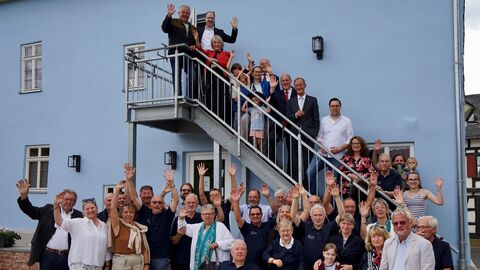 Der Chef der Hessischen Staatskanzlei, Staatsminister Axel Wintermeyer, mit Bürgerinnen und Bürgern vor dem Barockhaus Laufenselden