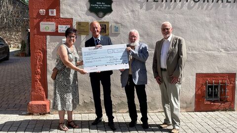 Der Chef der Hessischen Staatskanzlei, Staatsminister Axel Wintermeyer, hat in seiner Funktion Mitglied des Vorstandes der Stiftung „Flughafen Frankfurt/Main für die Region“ dem Heimat- und Geschichtsverein Babenhausen e.V. einen Förderbescheid über 15.000 Euro überreicht. Der Chef der Hessischen Staatskanzlei, Staatsminister Axel Wintermeyer, hat in seiner Funktion Mitglied des Vorstandes der Stiftung „Flughafen Frankfurt/Main für die Region“ dem Heimat- und Geschichtsverein Babenhausen e.V. einen Förderbescheid über 15.000 Euro überreicht.