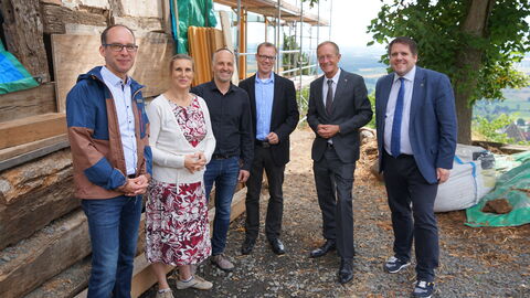 Der Chef der Hessischen Staatskanzlei, Staatsminister Axel Wintermeyer, hat ein Projekt der Denkmalagentur des Landkreises Marburg-Biedenkopf besucht, die für den Hessischen Demografie-Preis 2023 nominiert ist. Der Chef der Hessischen Staatskanzlei, Staatsminister Axel Wintermeyer, hat ein Projekt der Denkmalagentur des Landkreises Marburg-Biedenkopf besucht, die für den Hessischen Demografie-Preis 2023 nominiert ist.