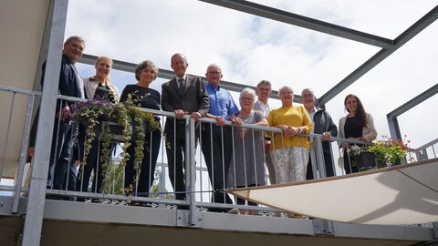 Der Chef der Hessischen Staatskanzlei, Staatsminister Axel Wintermeyer, hat auf seiner Sommerreise das Projekt „Gemeinschaftliches Wohnen von Seniorinnen und Senioren“ besucht, das für den Hessischen Demografie-Preis 2023 nominiert ist.  Der Chef der Hessischen Staatskanzlei, Staatsminister Axel Wintermeyer, hat auf seiner Sommerreise das Projekt „Gemeinschaftliches Wohnen von Seniorinnen und Senioren“ besucht, das für den Hessischen Demografie-Preis 2023 nominiert ist.