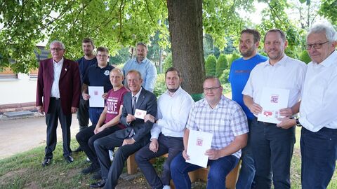 Staatsminister Axel Wintermeyer bei der Übergabe von Förderzusagen an die Waldinteressenten Elnrode (2.200 Euro), die Burschenschaft Elnrode-Strang 1948 e.V. (rund 3.100 Euro) und den Männergesangsverein Hundshausen (3.600 Euro).