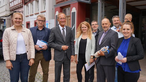 Der Chef der Hessischen Staatskanzlei, Staatsminister Axel Wintermeyer, hat auf seiner Sommerreise das Projekt „MarktCampus – Miteinander Zukunft leben“ besucht, das für den Hessischen Demografie-Preis 2023 nominiert ist. Der Chef der Hessischen Staatskanzlei, Staatsminister Axel Wintermeyer, hat auf seiner Sommerreise das Projekt „MarktCampus – Miteinander Zukunft leben“ besucht, das für den Hessischen Demografie-Preis 2023 nominiert ist.