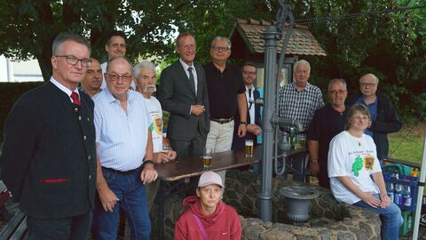 Der Chef der Staatskanzlei, Staatsminister Axel Wintermeyer, bei der Übergabe von einer Förderzusage in Höhe von 4.450 Euro an die Mittelpunktnachbarn Hessen e.V. in Mücke. 