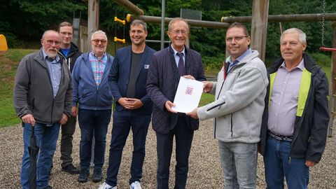 Hessens Chef der Staatskanzlei, Staatsminister Axel Wintermeyer, bei der Übergabe der Förderzusage an die Siedlergemeinschaft Waldhof e.V. in Helsa-Eschenstruth.