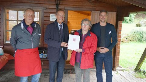 Hessens Chef der Staatskanzlei, Staatsminister Axel Wintermeyer, bei der Übergabe der Förderzusage an die „Vereine und Verbände Wickenrode“. Hessens Chef der Staatskanzlei, Staatsminister Axel Wintermeyer, bei der Übergabe der Förderzusage an die „Vereine und Verbände Wickenrode“.