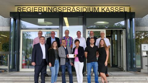 Gruppenbild mit Unterstützerinnen und Unterstützern des Projektes Ukraine Hilfe sowie mit Lucia Puttrich, Heinz W. Jordan und Regierungspräsident Mark Weinmeister am Rande der Ehrung 