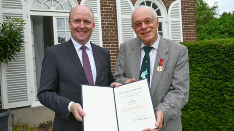 Dieter Maurer und Europastaatssekretär Uwe Becker zeigen Urkunde