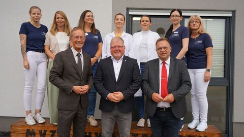 Der Chef der Hessischen Staatskanzlei, Staatsminister Axel Wintermeyer, hat auf seiner Sommerreise das Medizinische Versorgungszentrum Schwarzenborn besucht, das für den Hessischen Demografie-Preis 2023 nominiert ist. Der Chef der Hessischen Staatskanzlei, Staatsminister Axel Wintermeyer, hat auf seiner Sommerreise das Medizinische Versorgungszentrum Schwarzenborn besucht, das für den Hessischen Demografie-Preis 2023 nominiert ist.