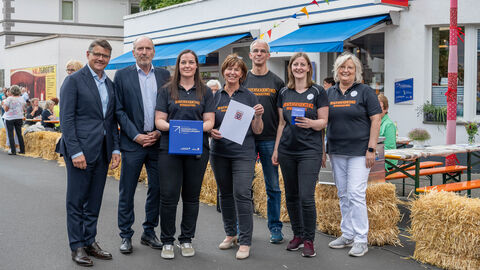Gruppenbild: Ministerpräsident Boris Rhein (links) und Lothar Wekel (2.v.l.), Vorsitzender des Börsenvereins des Deutschen Buchhandels – Landesverband Hessen, Rheinland-Pfalz, Saarland e.V., haben den Preis „Hessens beste Dorfbuchhandlung“ an die Inhaberin Gerlinde Becker (Mitte) und ihr Team der Buchhandlung Lesezeichen aus Lauterbach verliehen.