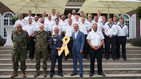 Der Chef der Hessischen Staatskanzlei, Staatsminister Axel Wintermeyer, hat für die Landesregierung eine Delegation der Fregatte „Hessen“ empfangen, die während einer einwöchigen Reise durch ihr Patenland, unter Führung des Kommandanten Fregattenkapitän Volker Kübsch, unterwegs waren. An diesem Abend nahm der Staatsminister auch die „Gelbe Schleife“ vom stellvertretenden Landesvorsitzenden West des Deutschen Bundeswehrverbandes, Stabsfeldwebel Volker Keil, entgegen.  Der Chef der Hessischen Staatskanzlei, Staatsminister Axel Wintermeyer, hat für die Landesregierung eine Delegation der Fregatte „Hessen“ empfangen, die während einer einwöchigen Reise durch ihr Patenland, unter Führung des Kommandanten Fregattenkapitän Volker Kübsch, unterwegs waren. An diesem Abend nahm der Staatsminister auch die „Gelbe Schleife“ vom stellvertretenden Landesvorsitzenden West des Deutschen Bundeswehrverbandes, Stabsfeldwebel Volker Keil, entgegen.