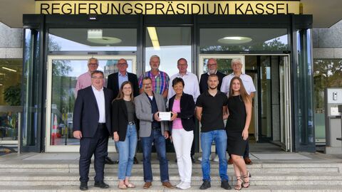 Gruppenbild mit Unterstützerinnen und Unterstützern des Projektes Ukraine Hilfe sowie mit Lucia Puttrich, Heinz W. Jordan und Regierungspräsident Mark Weinmeister am Rande der Ehrung Gruppenbild mit Unterstützerinnen und Unterstützern des Projektes Ukraine Hilfe sowie mit Lucia Puttrich, Heinz W. Jordan und Regierungspräsident Mark Weinmeister am Rande der Ehrung