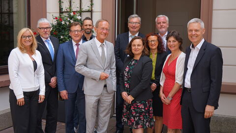 Gruppenbild zur Vorstellung des Strategieforums Medienkompetenz unter anderem mit dem Chef der Hessischen Staatskanzlei, Staatsminister Axel Wintermeyer, und dem Staatssekretär des Hessischen Kultusministeriums, Dr. Manuel Lösel