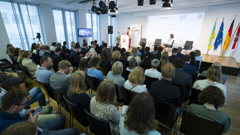 Publikum des Crisis Talks zum Thema: Zwischen Diplomatie und Krieg: Wie erfolgreich sind europäische Sanktionen? Live-Publikum des Crisis Talks zum Thema: Zwischen Diplomatie und Krieg: Wie erfolgreich sind europäische Sanktionen?