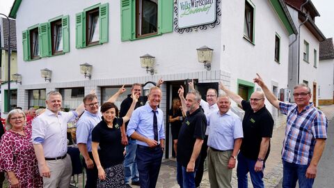 Der Chef der Hessischen Staatskanzlei, Staatsminister Axel Wintermeyer, hat die VolksWirtschaft Lindenhof eG besucht, die für den Hessischen Demografie-Preis 2023 nominiert ist. Der Chef der Hessischen Staatskanzlei, Staatsminister Axel Wintermeyer, mit Bürgerinnen und Bürgern vor der „VolksWirtschaft Lindenhof“