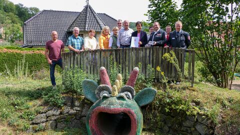 Lucia Puttrich während der Übergabe der Förderzusage, u.a. mit Lars Wagner, Wehrführer der Feuerwehr Lißberg (3.v.r.) und Bürgermeisterin Ulrike Pfeiffer Pantring (3.v.l.)