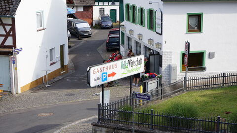 Mit viel ehrenamtlichem Engagement wurde der geschlossenen Gaststätte wieder neues Leben eingehaucht. Heute finden dort auch Seniorentreffs, Konzerte und Kochabende statt. Die „VolksWirtschaft Lindenhof“ von außen