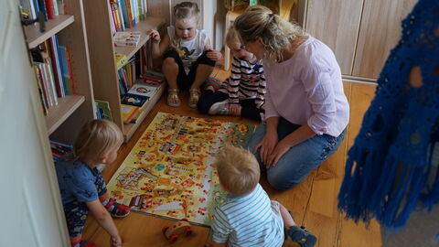 Auf Initiative des hiesigen „Fördervereins der Kultur im Barockhaus Laufenselden e.V.“ ist dort ein Ort für Konzerte, Lesungen und Theater entstanden, außerdem gibt es eine Kinderbibliothek. Eine Frau und vier Kinder in der Kinderbibliothek im Barockhaus Laufenselden