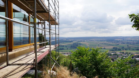 Im Landkreis Marburg-Biedenkopf gibt die Denkmalagentur des Kreises die Antworten auf alle Fragen im Umgang mit der historisch überlieferten Bausubstanz. Das besuchte Projekt der Denkmalagentur des Landkreises Marburg-Biedenkopf von außen, dazu eine tolle Aussicht über die Landschaft