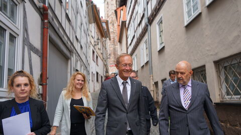 Der Chef der Hessischen Staatskanzlei, Staatsminister Axel Wintermeyer, unterwegs auf seiner Sommerreise mit Bürgerinnen und Bürgern in der Innenstadt von Homberg (Efze)