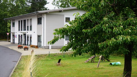 CdS Schwarzenborn . Der Chef der Hessischen Staatskanzlei, Staatsminister Axel Wintermeyer, hat auf seiner Sommerreise das kommunal geführte Medizinische Versorgungszentrum (MVZ) Schwarzenborn besucht, das für den Hessischen Demografie-Preis 2023 nominiert ist.