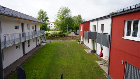 Gemeinschaftliches Wohnen von Seniorinnen und Senioren Die Seniorinnen und Senioren leben nicht nur dort, sie sind gleichzeitig auch Eigentümer. Es sind ihre Häuser und es ist ihre Wohnanlage