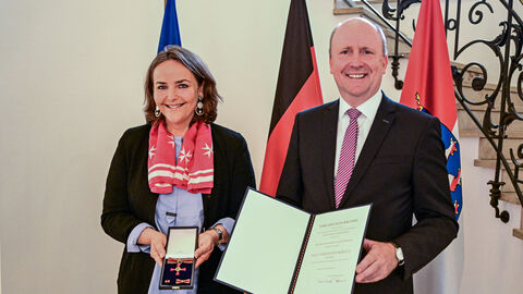 Europastaatssekretär Uwe Becker überreicht Verdienstordens an Vinciane Gräfin von Westphalen