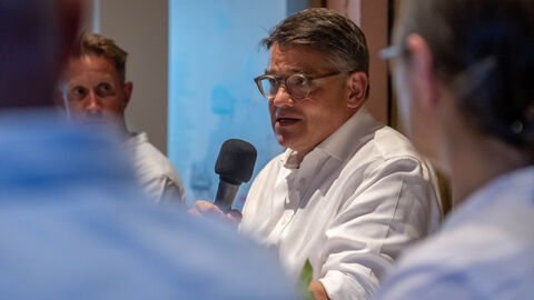 Ministerpräsident Boris Rhein stellt sich beim "Talk im Gasthaus" in Bad König den Fragen von Bürgerinnen und Bürgern Ministerpräsident Boris Rhein stellt sich beim "Talk im Gasthaus" in Bad König den Fragen von Bürgerinnen und Bürgern