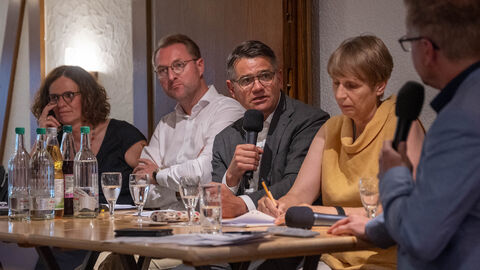 Ministerpräsident Boris Rhein bei der dritten Veranstaltung der Gesprächsreihe „Talk im Gasthaus – mit dem Ministerpräsidenten im Gespräch“ in Freiensteinau im Vogelsbergkreis