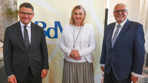 Hessens Ministerpräsident Boris Rhein, die Landesbeauftragte für Heimatvertriebene und Spätaussiedler, Margarete Ziegler-Raschdorf, und der Landesvorsitzende des Bundes der Vertriebenen, Siegbert Ortmann.