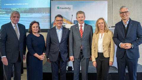 von links: Volker Bouffier, Mitglied des Fraunhofer ITMP-Kuratorium und Hessischer Ministerpräsident a.D., Hessische Wissenschaftsstaatssekretärin Ayse Asar, Hessischer Ministerpräsident Boris Rhein, Prof. Dr. Dr. Gerd Geißlinger, Institutsleiter des Fraunhofer ITMP, Dr. Sandra Krey, Vorständin der Fraunhofer-Gesellschaft, Prof. Dr. Frank Behrens, stellv. Institutsleiter des Fraunhofer ITMP