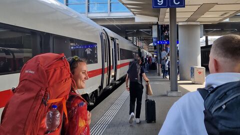 Junge Menschen am Bahnsteig