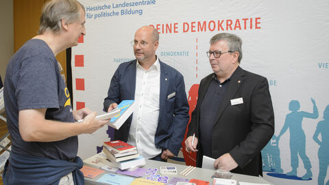 Lesestoff gab es am Stand der Landeszentrale für politische Bildung